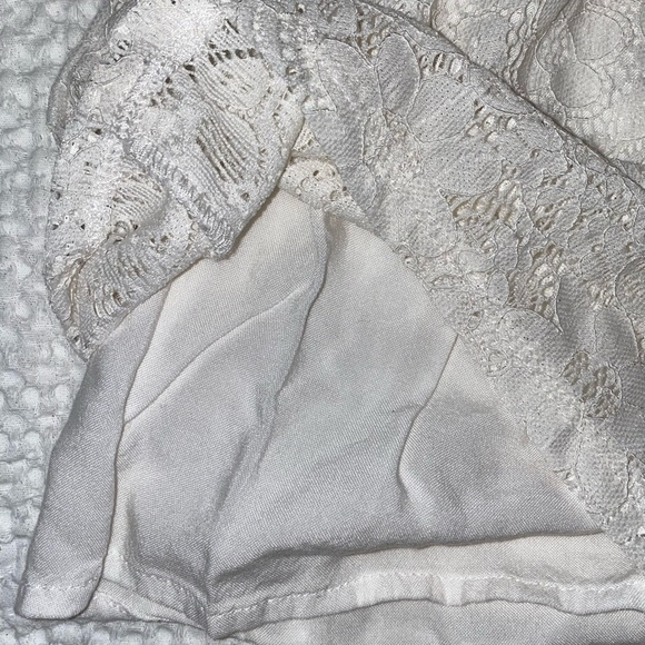 Off the shoulder lace romper - Picture 3 of 3